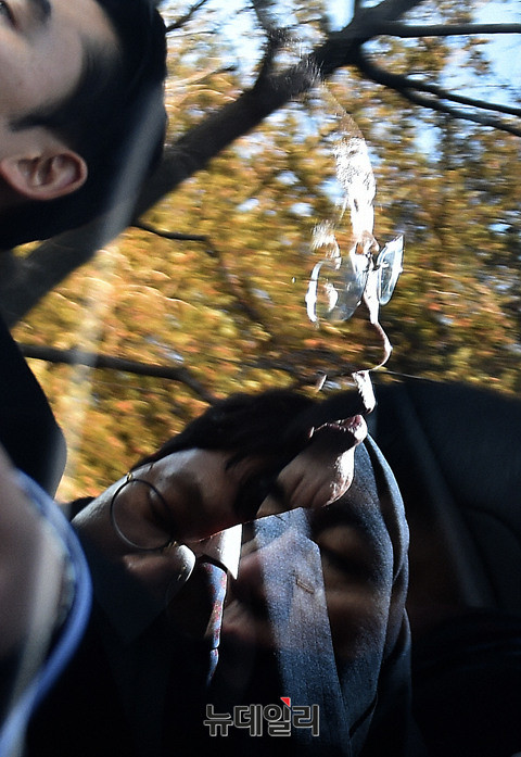 ▲ 반기문 전 유엔 사무총장이 불출마 선언을 한 직후 차량에 탑승한 모습. 차창 너머로 보이는 그의 모습에 씁쓸함이 묻어난다. ⓒ뉴데일리 이종현 기자