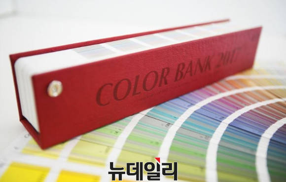 ▲ KCC가 생산하는 페인트(paint)의 다양한 색상을 볼 수 있게 만든 컬러 뱅크(color bank).ⓒKCC