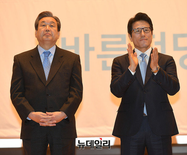 ▲ 바른정당 정병국 대표(사진 오른쪽)는 2일 불교방송라디오 〈아침저널〉에 출연해, 김무성 의원(왼쪽)의 대선 불출마 번복 및 재등판 가능성에 대해 법으로 금지된 것은 아니라며 가능성을 열어놓는 자세를 취했다. ⓒ뉴데일리 정상윤 기자