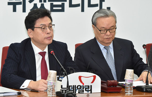 ▲ 새누리당 인명진 비상대책위원장(오른쪽)과 정우택 원내대표(왼쪽). 인 비대위원장은 전날 반 전 총장에 '낙상주의' 발언을 했지만, 이날 비상대책위원회 회의에서는 침묵을 지켰다. ⓒ뉴데일리 이종현 기자