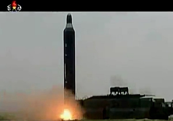 ▲ 미국 중앙정보국(CIA) 전직 고위인사가 북한이 이르면 2년 안에 핵탄두를 장착한 대륙간탄도미사일(ICBM) 능력을 확보할 것이라고 밝혔다. 사진은 북한 '조선중앙TV'가 지난 1월 26일 새롭개 공개한 '무수단 미사일' 발사 시험 모습. 참고로 무수단 미사일의 기술적 완성도가 더욱 높아진 것으로 판단되고 있는 상황에서 ICBM 기술 고도화에 대한 우려의 목소리도 나오고 있는 상황이다.ⓒ北선전매체 영상 캡쳐