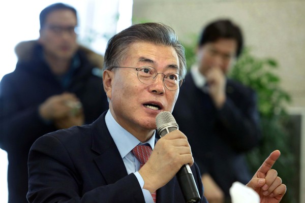 ▲ 문재인 더불어민주당 전 대표가 2일 경남 진주시 한국토지주택공사(LH)를 방문해 LH 현황 및 진주혁신도시 관련 질문을 하고 있다.ⓒ뉴시스