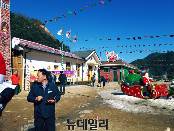 ▲ 산타마을 옆에 위치한 분천역. 이곳에서 출발하는 기차는 강원도 태백 철암역까지 1시간 동안 기암절벽과 수려한 계곡으로 우리를 안내한다.ⓒ뉴데일리