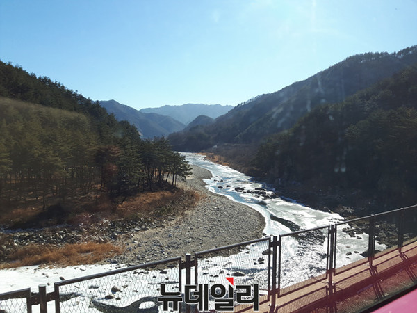 ▲ 분천역에서 출발하는 V-train 창밖으로 내다보이는 낙동강.ⓒ뉴데일리