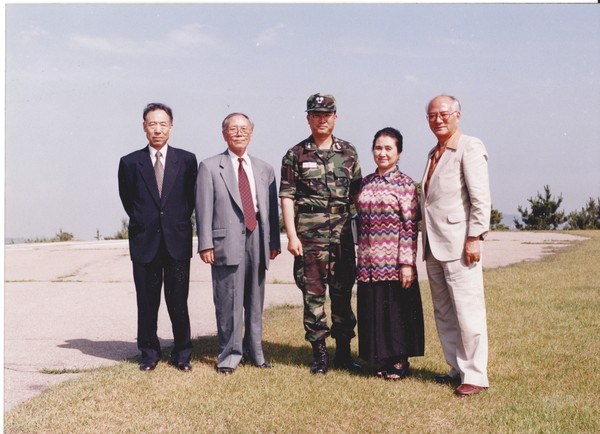 ▲ 전 KLO대원들의 제2함대사령부 방문.     좌로부터 이창근(전 KLO대원), 필자(KLO 위스키대 고문), 함대사령부 작전참모(중령),     계인주 대령의 미망인, 최규봉(KLO 코트대 대장).