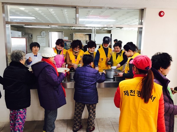 ▲ 제천경찰서 의무경찰과 의경어머니회가 하소동아동복지관에서 급식봉사활동을 펼치고 있다.ⓒ제천경찰서