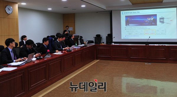 ▲ 전자충격기(Air Taser) 개요를 설명중인 대한항공 안전보안실 김인규 실장ⓒ뉴데일리 오세진