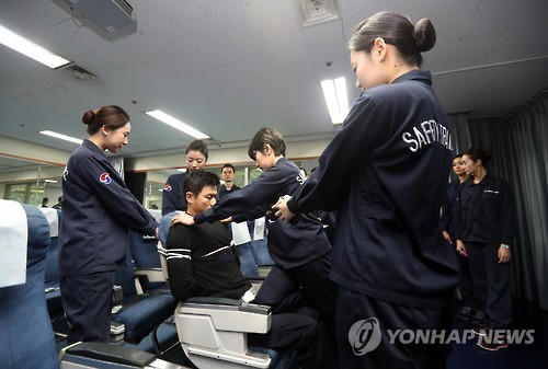 ▲ ▲ 27일 오전 서울 공항동 대한항공 객실훈련센터에서 승무원들이 테이져건과 타이랩, 포승줄 등을 이용한 기내 난동승객 제압술을 시연하고 있다. ⓒ연합뉴스