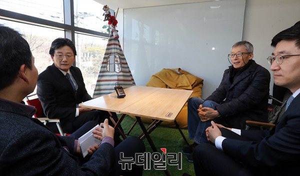 ▲ 바른정당 유승민 의원이 2일 서울 강남에 있는 디캠프를 방문, 스타트업 사업자들과 만났다. 오른쪽으로 같은 당 김세연 의원이 보인다. ⓒ뉴데일리 이종현 기자