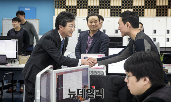 ▲ 바른정당 유승민 의원이 스타트업 사업 관계자들을 만나 인사하고 있다. ⓒ뉴데일리 이종현 기자