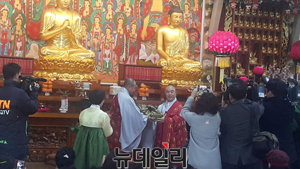 ▲ 3일 열린 대전 천태종 광수사 신임 무원스님 진산식에서 전임 스님으로부터 무원스님이 도장을 건네받고 있다.ⓒ김정원 기자