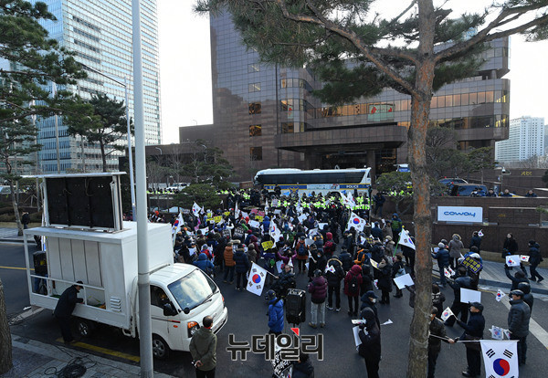 ▲ JTBC가 조작보도를 통해 국민을 선동하고 있다며 서소문에 위치한 중앙일보 사옥 앞에 모여 농성을 벌이는 시민들. ⓒ뉴데일리 정상윤 기자