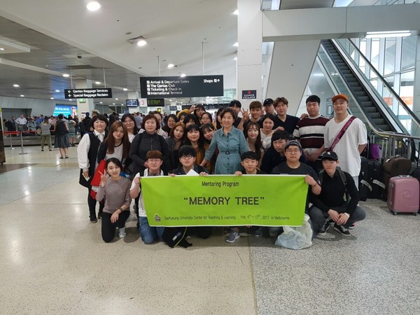 ▲ 대경대가 해외 취업을 위한 ‘글로벌 고고’ 학생역량강화 프로그램을 시작했다. 사진은 지난달 31일 이채영 총장이 해외취업 실습을 위해 떠나는 학생들과 공항에서 기념촬영을 한 모습.ⓒ대경대 제공