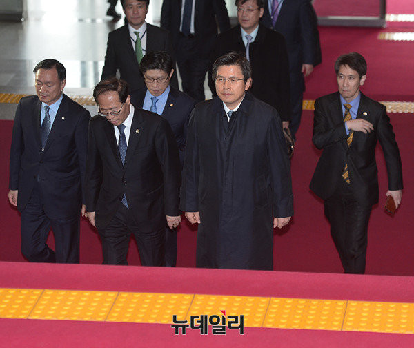 ▲ 황교안 대통령 권한대행의 지지율이 급상승하면서 정치권에서는 황 권한대행의 출마 여부가 관심사로 떠올랐지만, 황 권한대행의 고민은 다른데 있다는 분석이 나온다. ⓒ뉴데일리 정상윤 기자