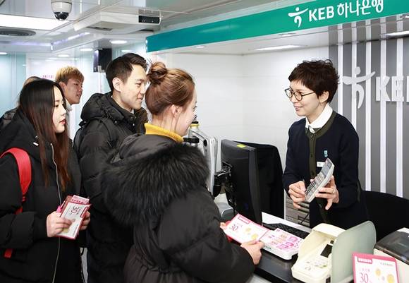 KEB하나은행이 지난 25일부터 오는 5일까지 12일간 중국인 관광객을 대상으로 환전 행사를 실시한다. ⓒKEB하나은행