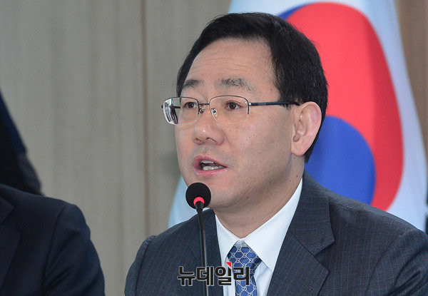 ▲ 바른정당 주호영 원내대표(사진)는 3일 오전 라디오 인터뷰에서 김무성 의원과 오세훈 전 서울특별시장의 대선 불출마 입장 번복 여부에 유동성이 생겼다고 언급했다. ⓒ뉴데일리 공준표 기자