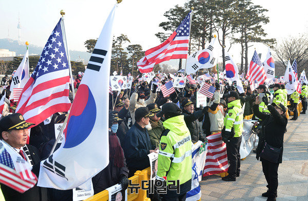 ▲ 무공수훈자회가 3일 국방부 앞에서 제임스 매티스 미국 국방부장관을 환영하는 행사를 열었다. ⓒ뉴데일리 공준표 기자