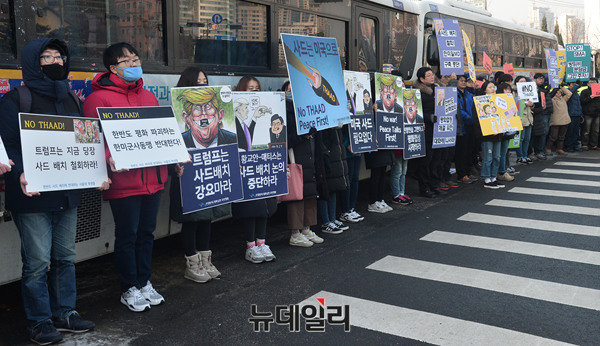 ▲ '민중연합당' 당원과 '전쟁반대 평화실천 국민행동' 회원 50여명은 사드 배치 반대를 주장하는 집회를 열었다. ⓒ뉴데일리 공준표 기자