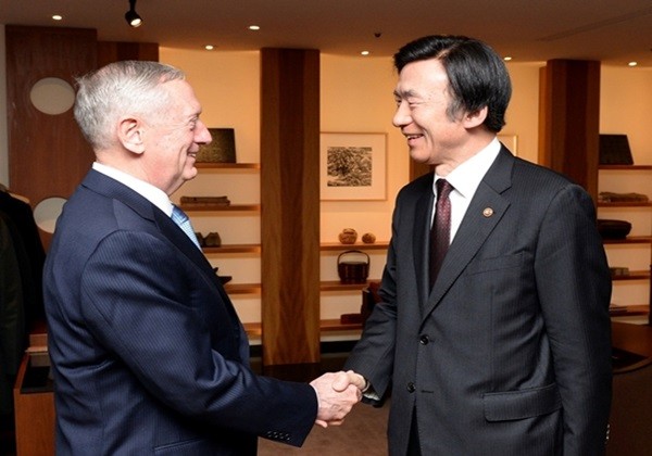 ▲ 윤병세 외교장관과 제임스 매티스 美국방장관이 북한·북핵 문제 등 주요 외교·안보 현안에 대해 심도 있는 협의를 가졌다. 사진은 (왼쪽부터) 매티스 美국방장관, 윤병세 외교장관.ⓒ외교부