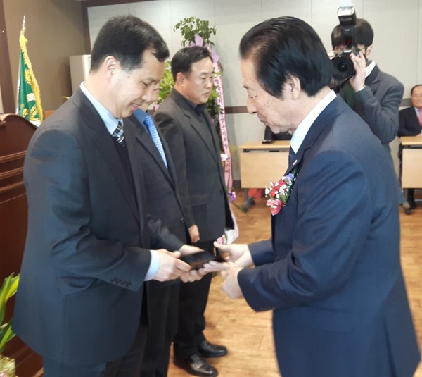 ▲ 정성화 단양경찰서 정보계장(왼쪽)이 농업경영인 단양군연합회로부터 감사패를 받고 있다.ⓒ단양경찰서