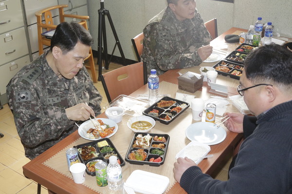 ▲ 육군 37사단이 3일 가진 2017년 예비군 도시락 품평회에서 참모장 및 지휘관과 관계관들이 직접 맛을 보고  있다.ⓒ육군 제37사단