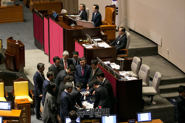 지난해 12월 9일 국회 본회의장에서 박근혜 대통령 탄핵안에 대한 개표가 진행되고 있는 모습. ⓒ뉴데일리 DB