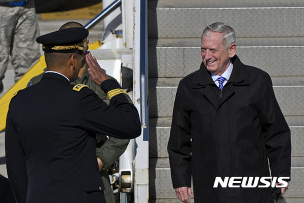 ▲ 지난 2일 오산 공군기지에 도착한 제임스 매티스 美국방장관. 그는 비행기 안에서부터 한국 수뇌부들을 만날 때까지 한미동맹의 공고함을 강조했다고 한다. ⓒ뉴시스. 무단전재 및 재배포 금지.