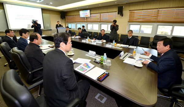 ▲ 우병윤 경제부지사(제일 오른쪽)가 3일 안동바이오 산업단지를 찾아 현장관계자와 백신의 제조를 살펴보고 현장애로 등을 청취했다.ⓒ경북도 제공