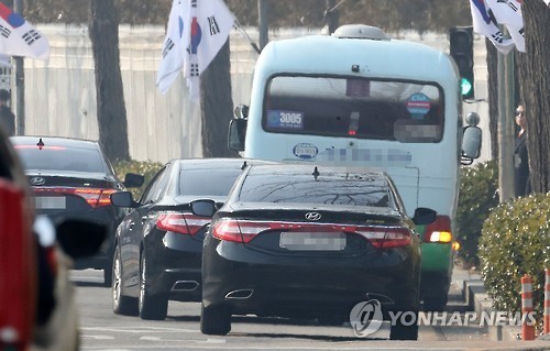 ▲ 청와대 압수수색에 나선 특검팀 관계자 차량이 3일 오후 청와대 연풍문 앞을 떠나고 있다.ⓒ연합뉴스