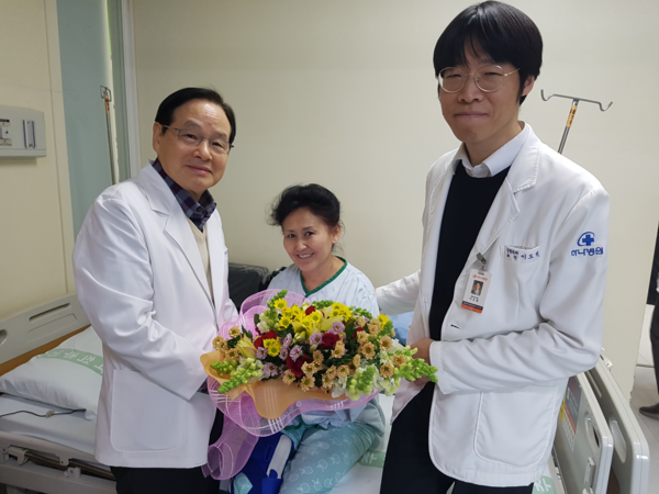 ▲ 하나병원 박중겸 병원장(왼쪽 첫 번째)이 외국인 환자에게 퇴원을 축하하며 꽃다발을 주고 있다.ⓒ청주 하나병원