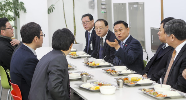 ▲ 구본영 천안시장이 3일 성남면 지역에 있는 아인스(주)를 찾아 기업관계자 및 근로자들을 격려했다.ⓒ천안시