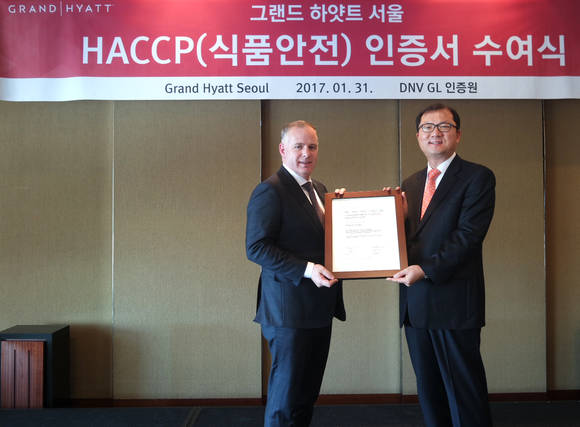 ▲ 2017년 1월 31일 그랜드 하얏트 서울 호텔 총지배인 아드리안 슬레이터(좌)가 식품안전관리시스템(HACCP) 국제 인증서를 수여받았다. ⓒ그랜드 하얏트 서울 호텔