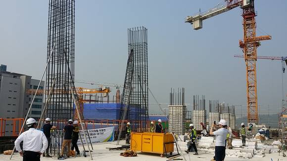 ▲ 사진 앞 쪽의 2개는 신기술 공법으로 조립된 것이며 뒤의 기둥들은 기존의 이음공법 방식으로 조립됐다.ⓒ현대제철