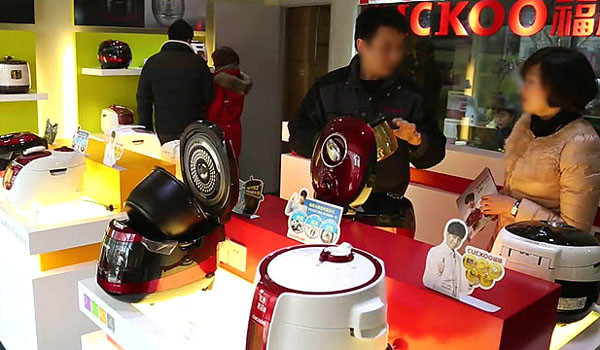 ▲ 북한 측이 한국기업들이 남겨둔 개성공단 재고품을 中국경지대에 무단 판매하고 있다고 RFA가 현지 소식통을 인용해 보도했다. ⓒSBS 관련보도 화면캡쳐