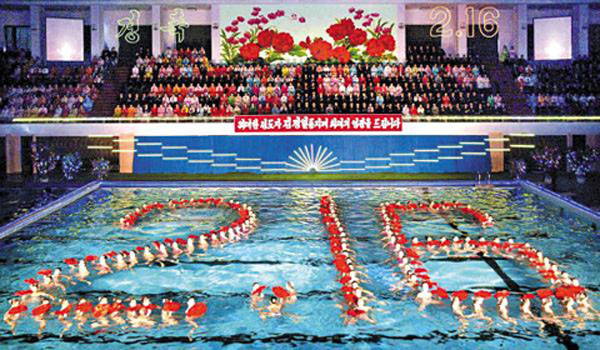 ▲ 북한이 2월 16일 김정일 생일 '광명성절' 행사를 성대하게 열기위해 분주하다고 RFA가 소식통들을 인용해 보도했다. 사진은 2011년 김정일 생일축하 행사. ⓒ뉴시스. 무단전재 및 재배포 금지.