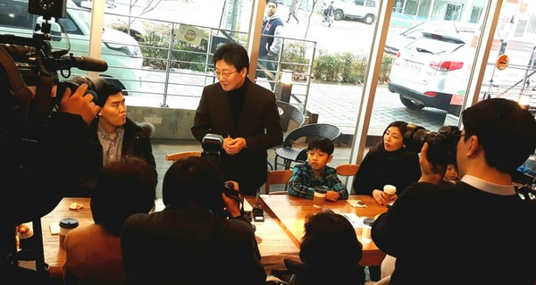 ▲ 바른정당 유승민 의원이 4일 오후 서울 서대문구에 있는 한 교회를 방문해 학부모와 간담회를 했다. ⓒ뉴데일리 임재섭 기자