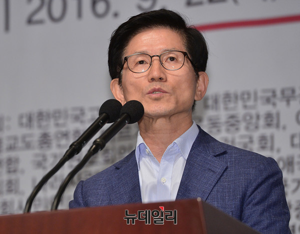 ▲ 새누리당의 비상대책위원을 맡고 있는 김문수 전 경기도지사가 4일 '태극기 집회'에 참석해 북핵 반대에 대해 목소리를 높였다. ⓒ뉴데일리 정상윤 기자