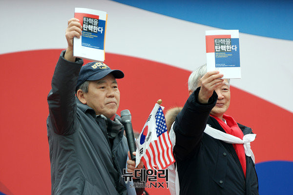 ▲ '탄핵을 탄핵한다' 저자 김평우 변호사(왼쪽)와 대통령 변호인단 서석구 변호사. ⓒ뉴데일리 이기륭 기자