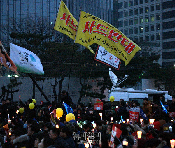 ▲ 14차 촛불집회에 등장한 사드반대 깃발. ⓒ뉴데일리 이기륭 기자