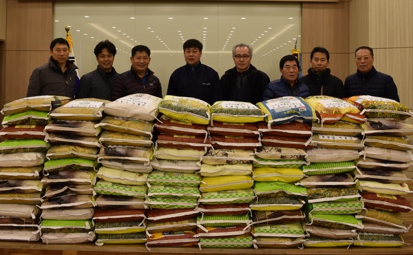 ▲ 아세아시멘트 제천공장 노동조합이 이웃에 쌀을 전달하고 있다.ⓒ아세아시멘트