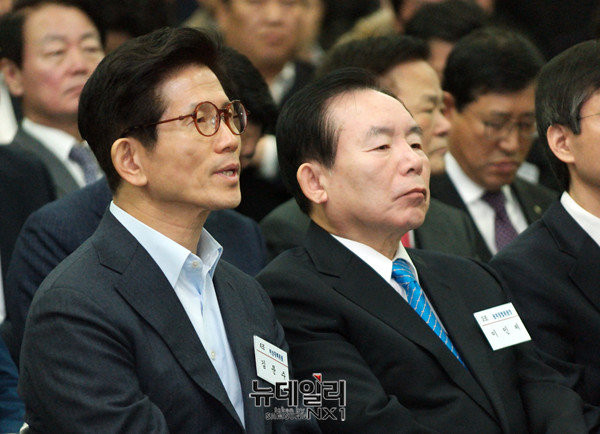 ▲ 새누리당 김문수 비상대책위원(왼쪽)과 이인제 전 최고위원(오른쪽). 두 사람은 지난 4일 태극기 집회에 참석했다. ⓒ뉴데일리 이기륭 기자