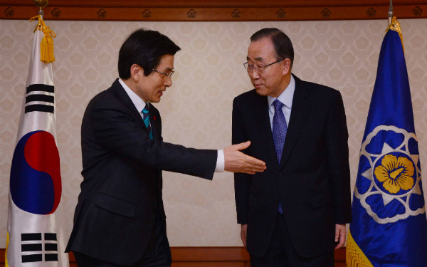 ▲ 황교안 대통령권한대행이 지난달 20일 국민훈장 무궁화장을 수여받기 위해 정부서울청사를 방문한 반기문 전 유엔사무총장을 영접하고 있다. ⓒ뉴시스 사진DB