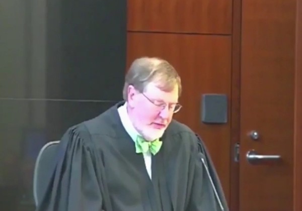 ▲ 美법무부는 도널드 트럼프 美대통령의 이른바 ‘反이민 행정명령’에 대한 美법원의 시행 잠정중단 결정에 항소하고 나섰다. 사진은 제임스 로버트 시애틀 연방법원 판사 관련 英'미러' 홈페이지 영상 캡쳐.ⓒ英'미러' 영상 캡쳐