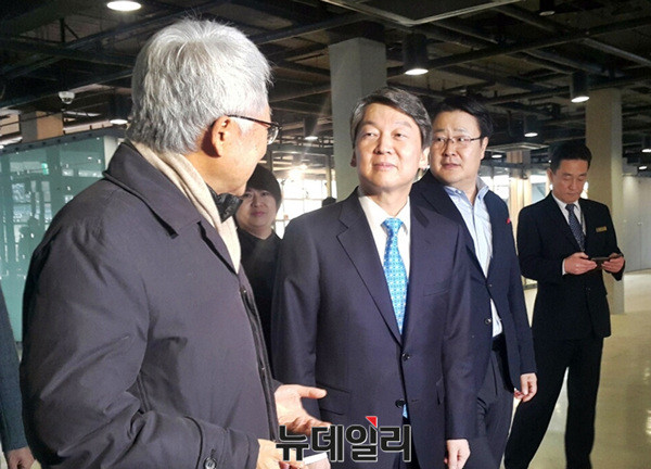 ▲ 국민의당 안철수 전 대표가 5일 서울 종로 국립현대미술관 서울관에서 배순훈 전 정보통신부 장관과 만나 이야기를 나누고 있다. ⓒ뉴데일리 김민우 기자