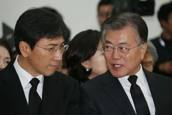 ▲ 문재인 전 더불어민주당 대표(오른쪽)와 안희정 충남지사.ⓒ뉴시스