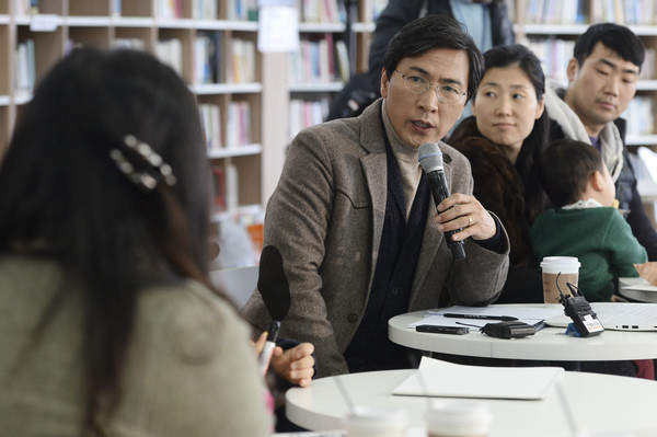 ▲ 안희정(왼쪽 두번째) 충남지사가 5일 서울 성북구 꿈의숲 아트센터 키즈카페에서 열린 '2040과 함께 하는 아이키우기 브런치토크'에서 참석자와 육아에 관한 대화를 나누고 있다. ⓒ뉴시스