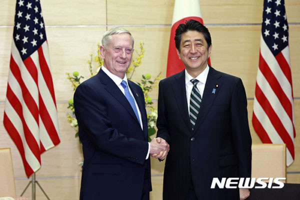 ▲ 일본에서 아베 신조 日총리와 만나 악수를 나누는 제임스 매티스 美국방장관(왼쪽). ⓒ뉴시스. 무단전재 및 재배포 금지.