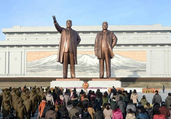 ▲ 북한 주요 도시와 장소에 건립되던 김일성-김정일 부자의 동상이 군부대 내에도 세워진 것으로 알려졌다. 사진은 지난 1월 29일 설명절을 맞은 북한 주민들이 평양 만수대언덕 김일성-김정일 동상에 헌화하고 있는 모습.ⓒ北선전매체 홈페이지 캡쳐