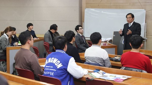 ▲ 이승훈 충북 청주시장이 4일 충북대서 열린 전국 국공립대학생연합회에 참석해 학생들을 격려했다.ⓒ청주시