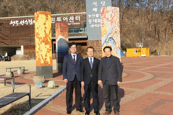 ▲ 여영현 경북농협 본부장(중간)이 지난 1일 6차산업으로 상생협력을 실천하는 청도성수월 마을을 찾았다.ⓒ경북농협본부 제공